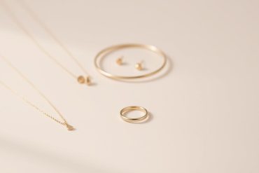 Minimalist jewelry style ideas